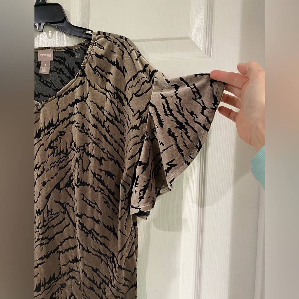 Chicos Velvet Burnout Tiger Print Flutter Sleeve V-Neck Blouse Sz 1 M Whimsigoth - Picture 3 of 6